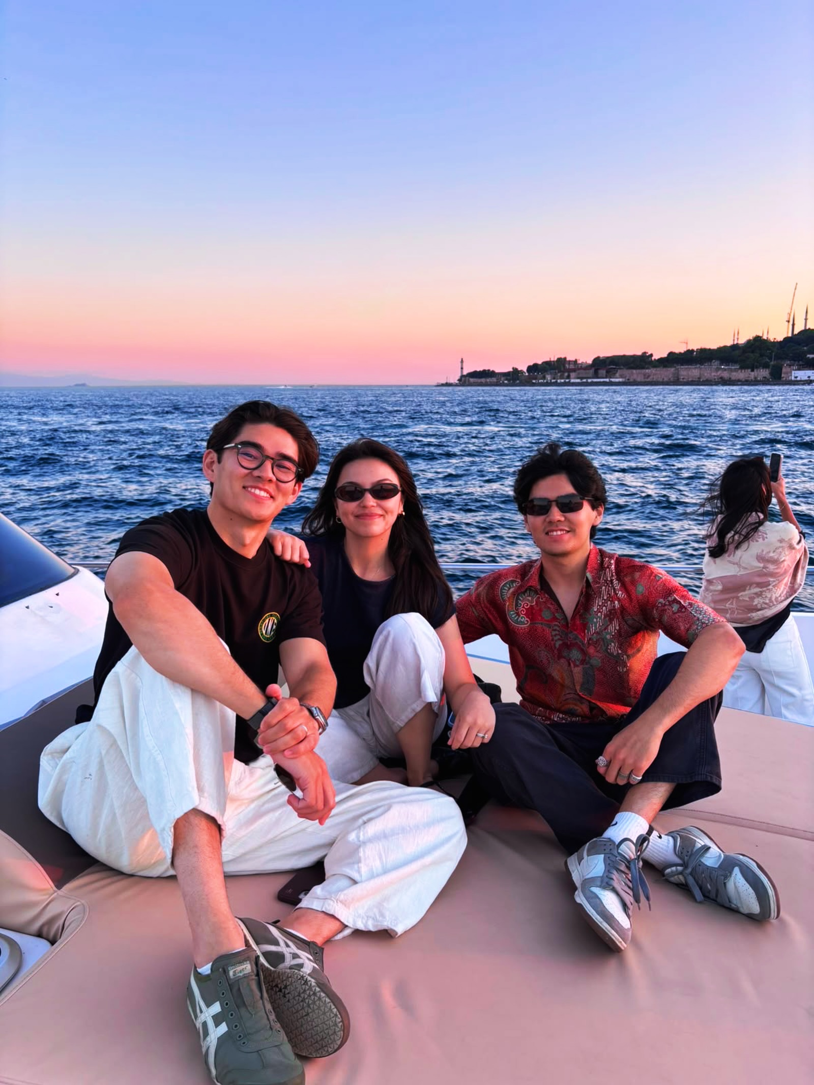 ✨ Cruise through the heart of Istanbul and experience the magic of the Bosphorus. 🌊🏰 From historic palaces to stunning waterfront mansions, every moment is unforgettable. Join us for an incredible journey between Europe and Asia! 💙  #Bosphorus #BosphorusCruise #IstanbulTour #VisitIstanbul #Turkey